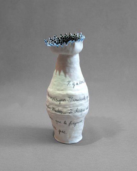 vase en porcelaine à ouverture crantée