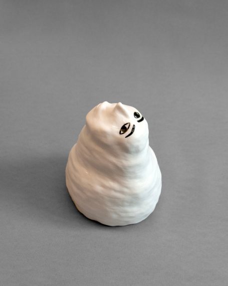 monticule de porcelaine surmonté d'un visage