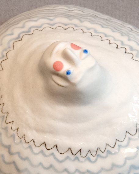 détail d'une pièce en porcelaine au visage angélique
