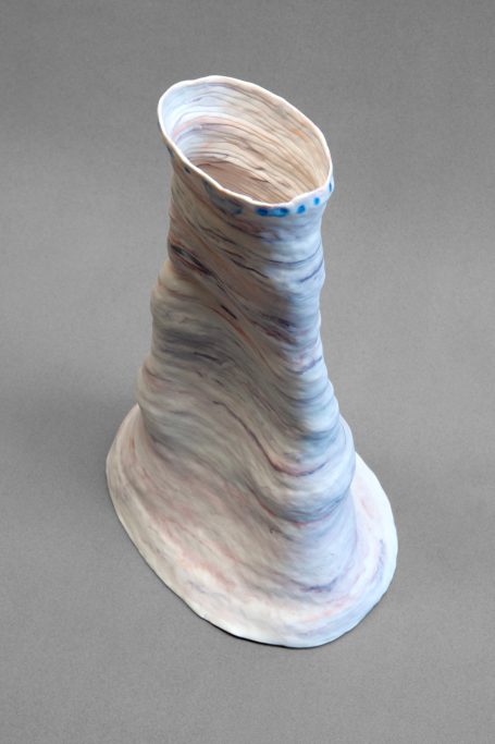 sculpture en porcelaine marbrée de forme tubulaire, et montée aux colombins